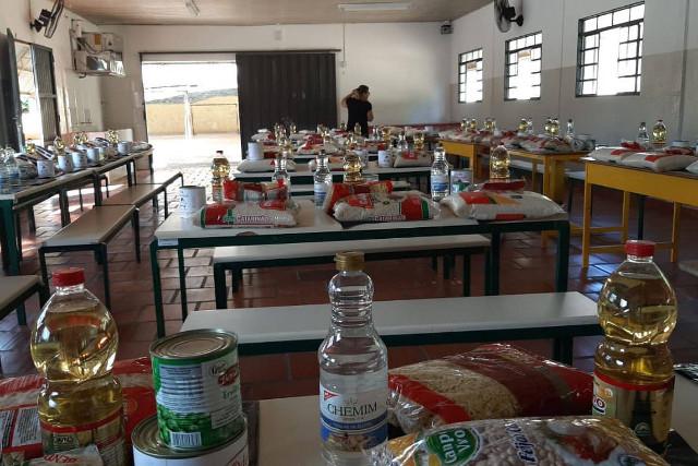A Secretaria de Estado da Educação e do Esporte fará a distribuição de alimentos perecíveis e não perecíveis da merenda escolar no dia 31 de março. A entrega será para as famílias de estudantes regularmente matriculados nos colégios da Rede Estadual de Ensino e inscritas no CadÚnico, em cumprimento ao decreto 4.316/2020.