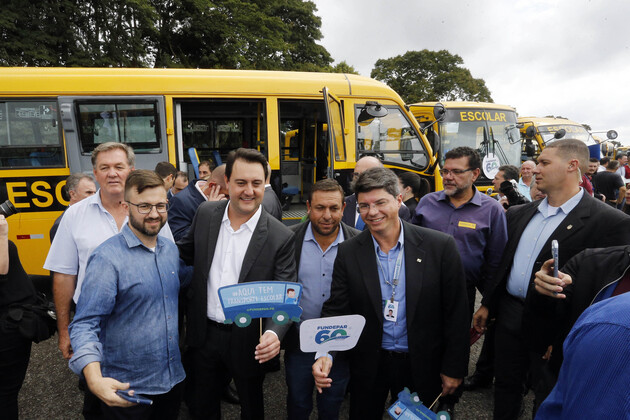 Governador entrega mais 173 ônibus escolares para a rede pública do Paraná