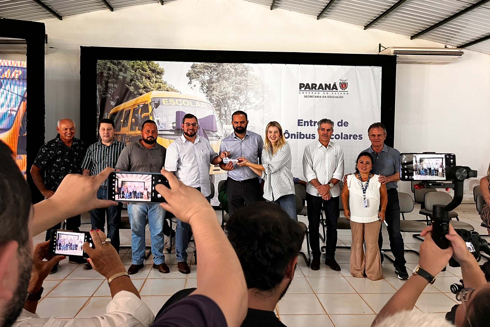 Governador entrega 128 ônibus para transporte de alunos das redes estadual  e municipais