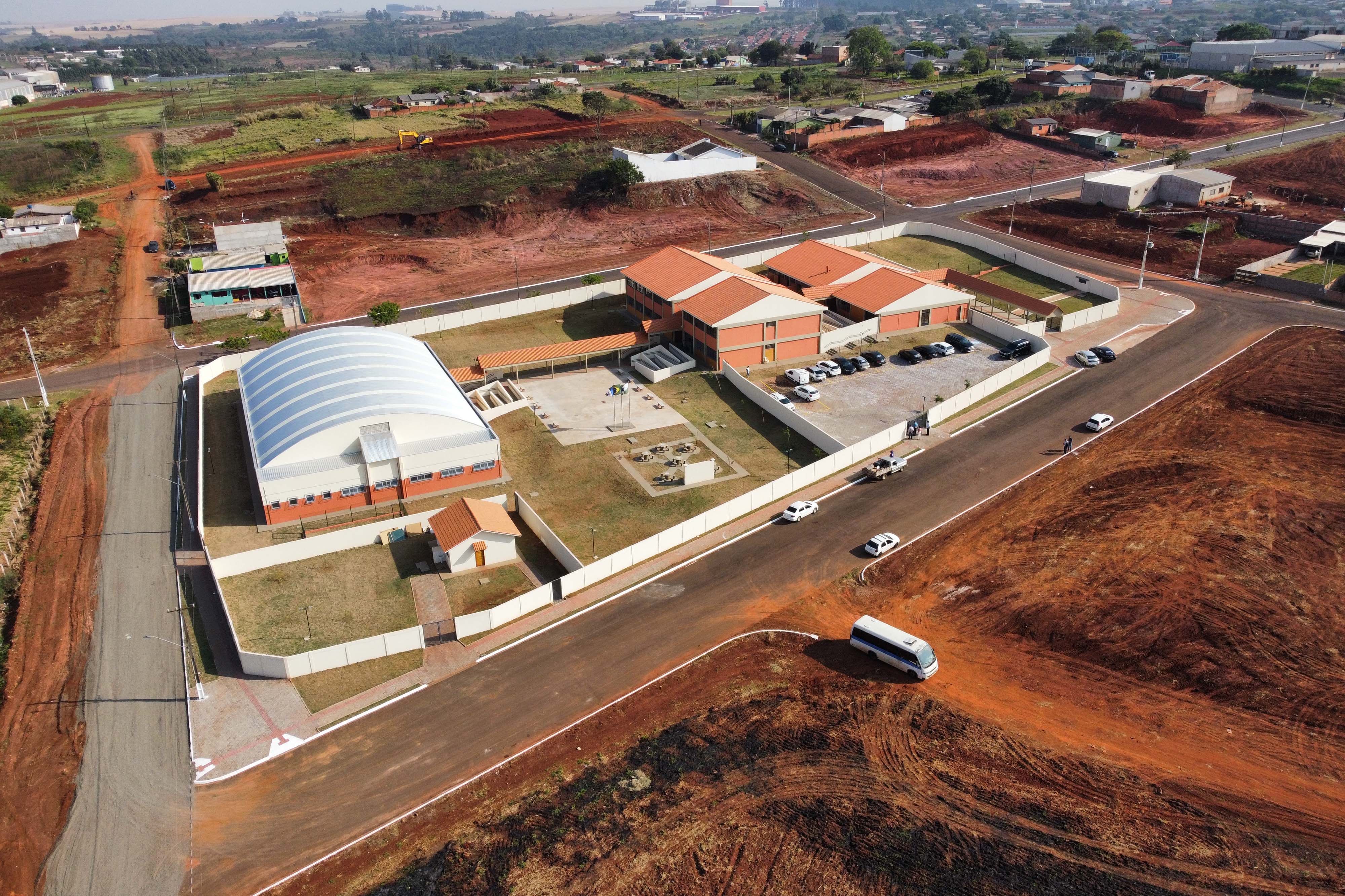 Com investimento de R$ 10 milhões, governador inaugura colégio em Mauá da Serra