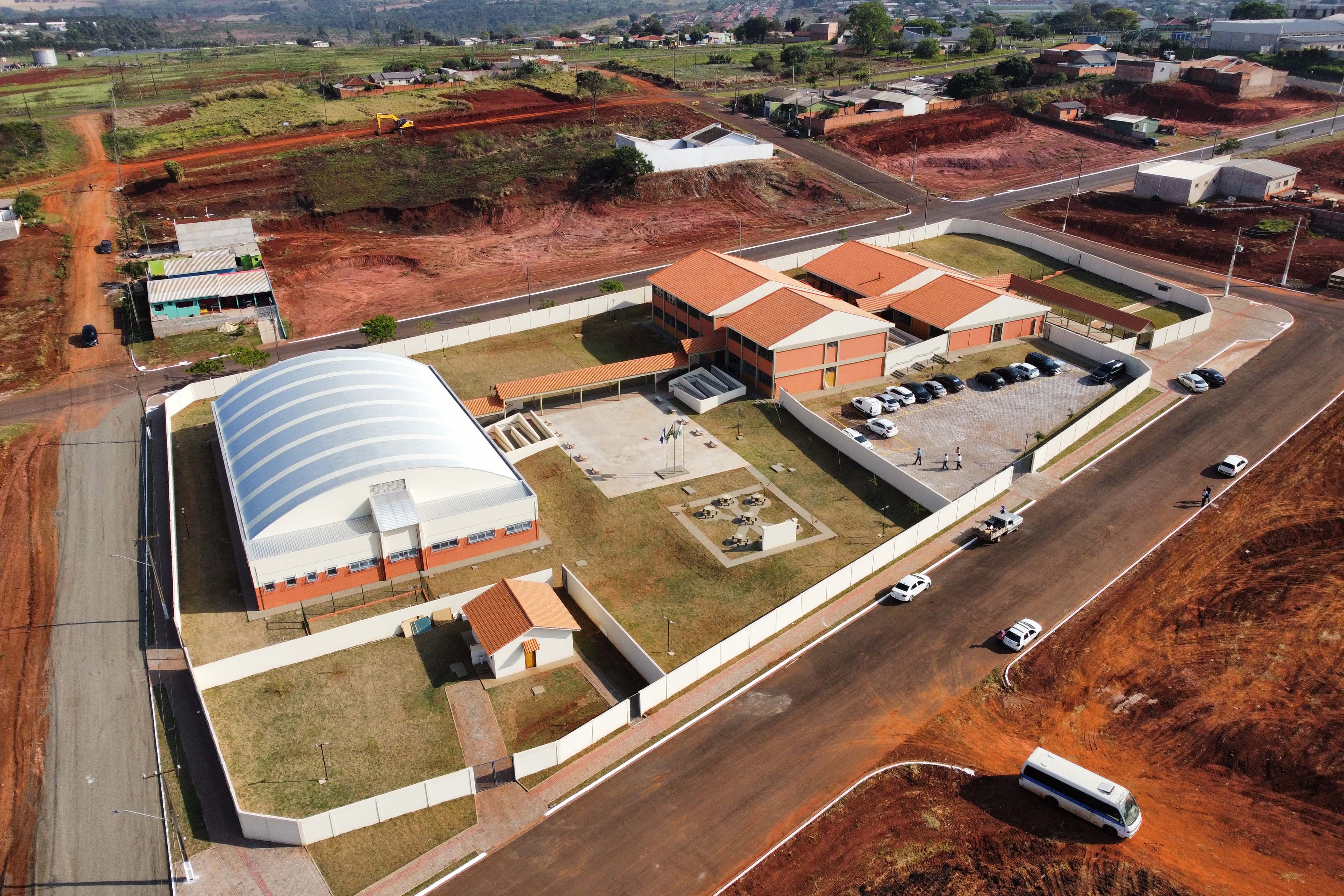 Com investimento de R$ 10 milhões, governador inaugura colégio em Mauá da Serra