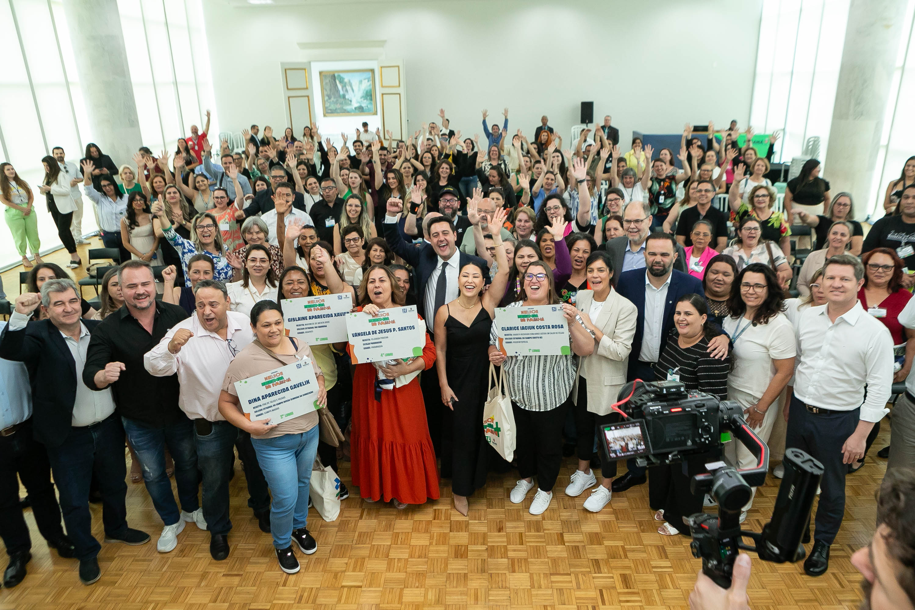 O Governo do Paraná premia as vencedoras do Concurso