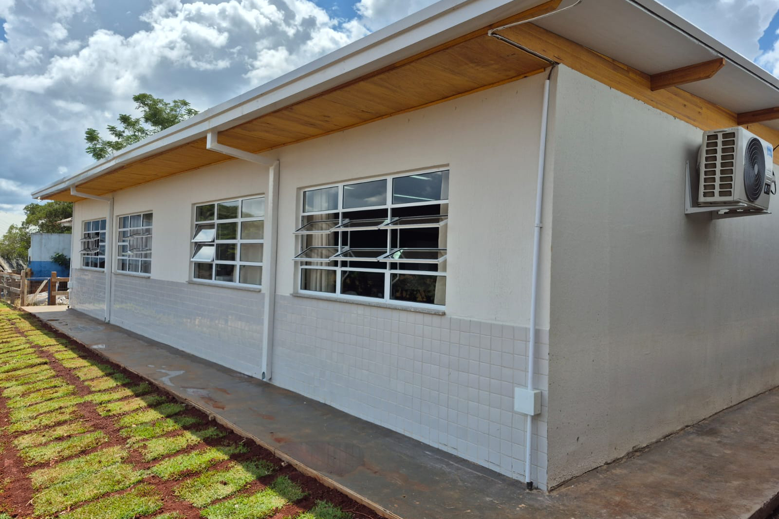 Estado avança na substituição de salas de madeira com anúncio de novas entregas