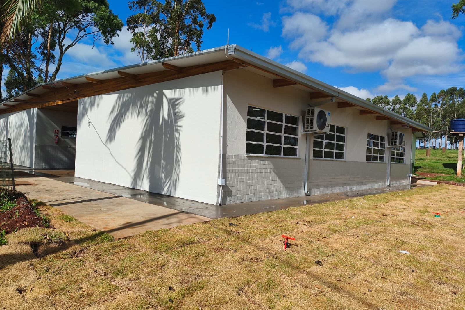 Estado avança na substituição de salas de madeira com anúncio de novas entregas