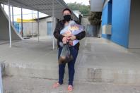 Governo do Paraná distribuiu mais de 212 mil kits de alimentação escolar para as famílias dos estudantes beneficiários de programas sociais ou em situação de vulnerabilidade. A entrega acontece em todas as mais de 2,1 mil escolas estaduais e as mais de 3 mil toneladas de alimentos são resultado de um investimento de R$ 8,5 milhões.