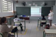 Os espaços estão equipados com computadores e internet, possibilitando que os professores interajam simultaneamente com os estudantes que estão no ensino remoto, assistindo às aulas ao vivo. 