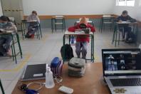 Os espaços estão equipados com computadores e internet, possibilitando que os professores interajam simultaneamente com os estudantes que estão no ensino remoto, assistindo às aulas ao vivo. 