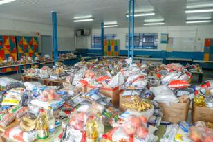 Estudantes assistidos pelos programas sociais do Governo do Estado já receberam mais de 9 milhões de quilos em alimentos. São cestas básicas, com arroz, óleo, feijão, carne e hortifrutigranjeiros, que estão alimentando as famílias de mais de 231 mil alunos, que estudam na rede estadual de Educação.