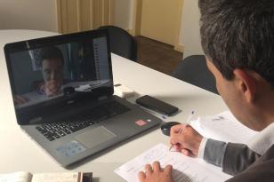 Os primeiros protocolos de retorno das atividades escolares presenciais no Paraná começaram a ser avaliados pelo Comitê de Volta às Aulas nesta quinta-feira (9). A proposta final deve ser validada pelas autoridades sanitárias da Secretaria da Saúde no dia 28 de julho.  Neste primeiro encontro todos os integrantes do Comitê participaram da apresentação do levantamento de materiais, insumos e itens de proteção individual que serão necessários para o retorno. Na semana que vem, o grupo será dividido por setor 