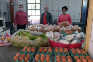 Cerca de um milhão de quilos de produtos adquiridos da agricultura familiar foram distribuídos para mais de 231 mil famílias cadastradas em programas sociais. Para essa entrega foram investidos R$ 5 milhões em frutas, verduras, legumes, tubérculos, panificados entre outros gêneros alimentícios.