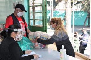 Mais de 210 mil kits de merendas foram distribuídos na última sexta-feira (4) durante a última entrega de alimentos para as famílias de estudantes da rede estadual beneficiários do Bolsa Família. A entrega de sexta-feira contou com quase 1,5 mil toneladas de alimentos, entre itens não perecíveis e produtos provenientes de agricultura familiar.