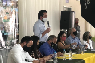 O diretor-presidente do Instituto Paranaense de Desenvolvimento Educacional (Fundepar), Alessandro Oliveira, participou nessa quarta-feira (10), da reunião com a Associação dos Municípios dos Campos Gerais (AMCG) e Associação dos Municípios do Centro Sul do Paraná (Amcespar), realizada em Castro. O retorno das aulas foi o principal tema discutido no evento.