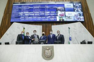 Em documento entregue aos deputados, Ratinho Junior enfatizou medidas adotadas para controlar os avanços da pandemia em 2020, projetou os próximos anos e elencou programas já iniciados. Governador também destacou as novas concessões rodoviárias.