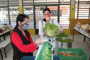 As escolas recebem de pequenos produtores cerca de 700 mil quilos de alimentos a cada 15 dias neste momento de pandemia – a entrega padrão é semanal. Até o final do ano devem ser 12,3 milhões de quilos. Primeira entrega de alimentos do ano letivo acontece nesta quarta-feira (31).