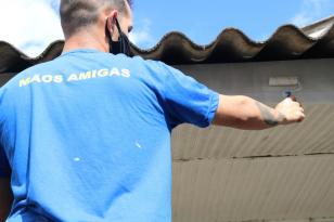 O programa de ressocialização Mãos Amigas, que utiliza a mão de obra de presos para pequenos serviços de manutenção e conservação de prédios escolares, atendeu 90 colégios de oito Núcleos Regionais de Educação no Paraná em 2020. Cerca de 100 presos participaram das ações. 