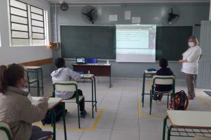 Os espaços estão equipados com computadores e internet, possibilitando que os professores interajam simultaneamente com os estudantes que estão no ensino remoto, assistindo às aulas ao vivo. 