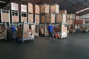 Para que a merenda chegue em cada escola de maneira adequada e em condições ideais de consumo uma grande logística é necessária. Todo o alimento não perecível como o arroz, feijão, macarrão, fubá e outros é separado, embalado e transportado para as mais de três mil instituições de ensino do estado.