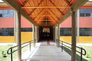 Participam das eleições cerca de 1,7 mil dos mais de 2,1 mil colégios da rede. Anteriormente marcada para dezembro de 2020, a eleição não aconteceu devido a uma liminar da Justiça e a Secretaria, então, prorrogou os mandatos dos gestores que terminariam no fim do ano passado até 9 de julho deste ano.  