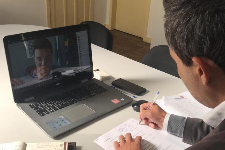 Os primeiros protocolos de retorno das atividades escolares presenciais no Paraná começaram a ser avaliados pelo Comitê de Volta às Aulas nesta quinta-feira (9). A proposta final deve ser validada pelas autoridades sanitárias da Secretaria da Saúde no dia 28 de julho.  Neste primeiro encontro todos os integrantes do Comitê participaram da apresentação do levantamento de materiais, insumos e itens de proteção individual que serão necessários para o retorno. Na semana que vem, o grupo será dividido por setor