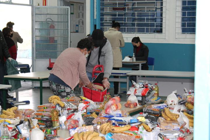 Os alimentos são enviados para as escolas por meio do Instituto Paranaense de Desenvolvimento Educacional (Fundepar), e para cada escola vai uma porção correspondente ao número de alunos matriculados. Quando esse recurso chega na escola, o diretor tem a autonomia para preparar os kits e distribuí-los conforme a demanda da comunidade.