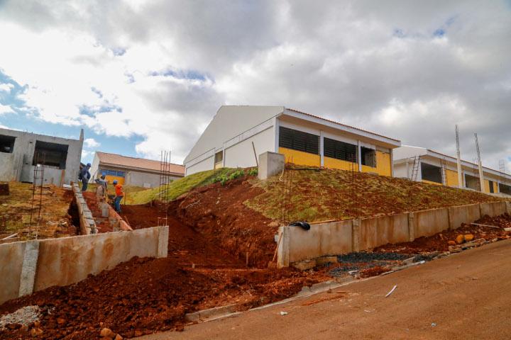 A construção do Colégio Estadual Tancredo Neves, em Coronel Vivida, na Região Sudoeste, é uma das 136 obras de infraestrutura escolar em execução pelo Governo do Estado por meio do Instituto Paranaense de Desenvolvimento Educacional (Fundepar). O investimento total é de R$ 88,3 milhões. A unidade de Coronel Vivida recebe cerca de R$ 3,8 milhões.