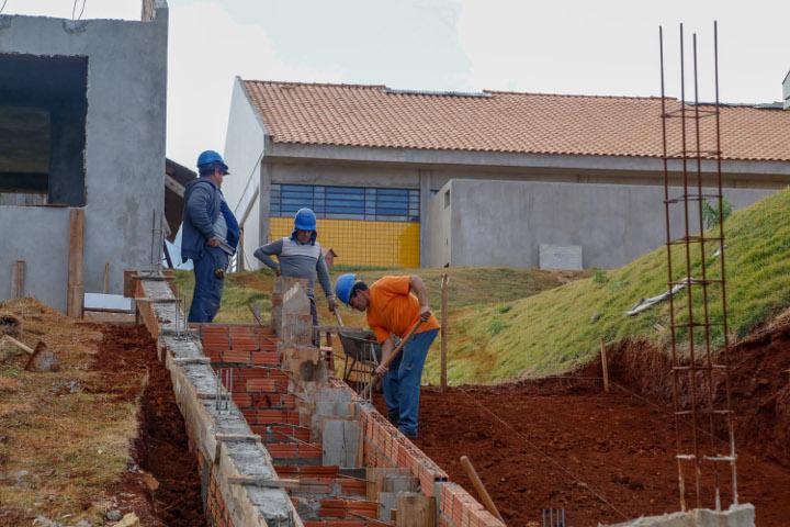 A construção do Colégio Estadual Tancredo Neves, em Coronel Vivida, na Região Sudoeste, é uma das 136 obras de infraestrutura escolar em execução pelo Governo do Estado por meio do Instituto Paranaense de Desenvolvimento Educacional (Fundepar). O investimento total é de R$ 88,3 milhões. A unidade de Coronel Vivida recebe cerca de R$ 3,8 milhões.