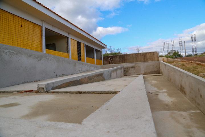 A construção do Colégio Estadual Tancredo Neves, em Coronel Vivida, na Região Sudoeste, é uma das 136 obras de infraestrutura escolar em execução pelo Governo do Estado por meio do Instituto Paranaense de Desenvolvimento Educacional (Fundepar). O investimento total é de R$ 88,3 milhões. A unidade de Coronel Vivida recebe cerca de R$ 3,8 milhões.