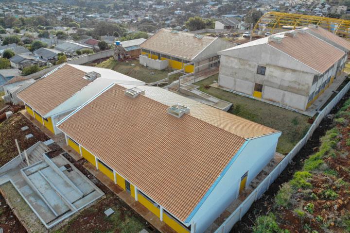 A construção do Colégio Estadual Tancredo Neves, em Coronel Vivida, na Região Sudoeste, é uma das 136 obras de infraestrutura escolar em execução pelo Governo do Estado por meio do Instituto Paranaense de Desenvolvimento Educacional (Fundepar). O investimento total é de R$ 88,3 milhões. A unidade de Coronel Vivida recebe cerca de R$ 3,8 milhões.