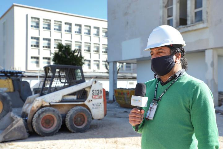 A fachada do prédio está sendo completamente revitalizada. De acordo com o fiscal da obra, Sergio Luiz Soto, o trabalho é delicado porque precisa respeitar as características originais da edificação.