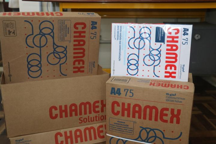 A Fundepar ainda distribuiu 80.380 resmas de papel A4 para as mais de 2,1 mil escolas estaduais. O investimento para compra de papel chegou perto de R$ 1,5 milhão e cada escola recebeu uma quantidade baseada no número de matrículas existentes.