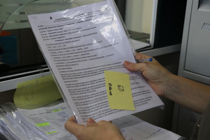 A Fundepar ainda distribuiu 80.380 resmas de papel A4 para as mais de 2,1 mil escolas estaduais. O investimento para compra de papel chegou perto de R$ 1,5 milhão e cada escola recebeu uma quantidade baseada no número de matrículas existentes.