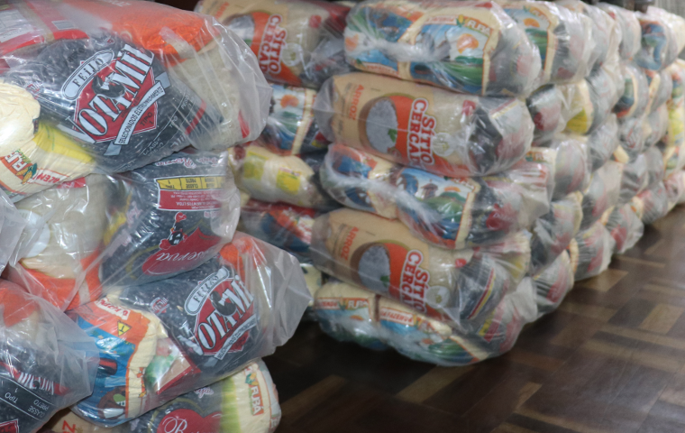 Governo do Paraná distribuiu mais de 212 mil kits de alimentação escolar para as famílias dos estudantes beneficiários de programas sociais ou em situação de vulnerabilidade. A entrega acontece em todas as mais de 2,1 mil escolas estaduais e as mais de 3 mil toneladas de alimentos são resultado de um investimento de R$ 8,5 milhões.