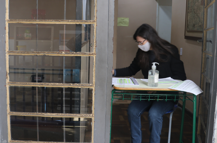 Governo do Paraná distribuiu mais de 212 mil kits de alimentação escolar para as famílias dos estudantes beneficiários de programas sociais ou em situação de vulnerabilidade. A entrega acontece em todas as mais de 2,1 mil escolas estaduais e as mais de 3 mil toneladas de alimentos são resultado de um investimento de R$ 8,5 milhões.