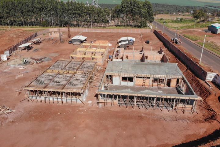 O pequeno município de Mauá da Serra, no Vale do Ivaí, está em contagem regressiva para ganhar sua segunda escola estadual. A nova unidade vai possibilitar que alunos não precisem atravessar a BR-376 para chegar ao centro educacional.