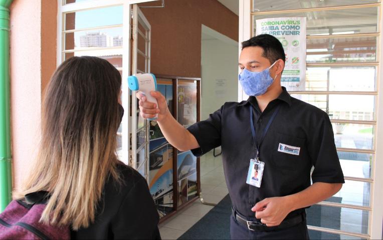 Escolas estão abertas nesta segunda-feira (19) para receber o termo de compromisso dos pais com as medidas de segurança em relação ao coronavírus.