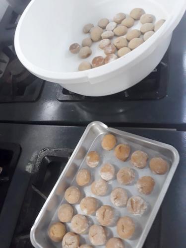 Um exemplo é a distribuição de pão de mel para os alunos do Colégio Estadual Dr. Chafic Cury, em Rio Azul.