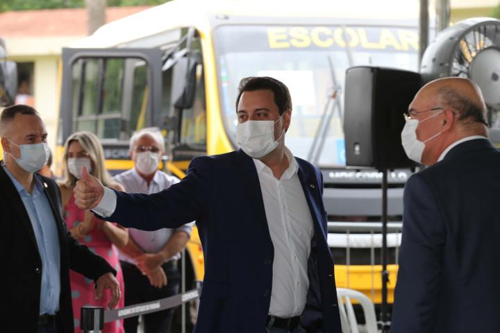 O governador Carlos Massa Ratinho Junior entregou 45 ônibus escolares para serem usados prioritariamente por estudantes residentes em áreas rurais e ribeirinhas do Paraná. A entrega foi nesta terça-feira (15).