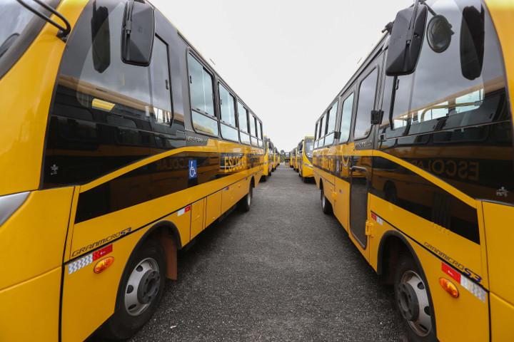 O investimento de R$ 36 milhões é fruto da parceria do Governo do Estado com a bancada federal do Paraná, entre deputados e senadores, e contempla mais 123 veículos que serão entregues em 2021, fechando 168 ônibus.