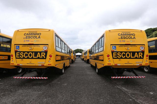 O Governo do Paraná irá investir R$ 450 milhões em infraestrutura escolar em 2021. Os recursos destinados irão assegurar a realização de obras e a oferta dos serviços de alimentação e transporte escolar. O valor ainda serve para o repasse de recursos descentralizados para as escolas contratação de serviços e compra de materiais. Também está prevista a entrega de mobiliários e equipamentos.