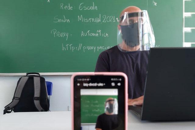 Professores, diretores e pedagogos conhecem novas ferramentas e passam por treinamento voltado aos protocolos de biossegurança. As ações para o ano letivo de 2021 incluem reformas, entrega da merenda e os repasse da primeira parcela do Fundo Rotativo para as escolas e aos municípios para o transporte escolar.