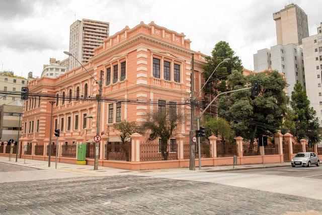 Escola fundada em 1876 tem 1,4 mil alunos e preserva parte da história da educação de Curitiba e do Paraná. Onze turmas de Formação de Docentes da instituição promovem a exposição virtual "145 anos: Histórias, momentos e sonhos", que reúne memórias da escola.