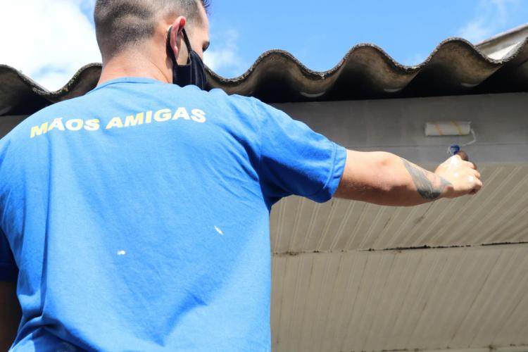 O programa de ressocialização Mãos Amigas, que utiliza a mão de obra de presos para pequenos serviços de manutenção e conservação de prédios escolares, atendeu 90 colégios de oito Núcleos Regionais de Educação no Paraná em 2020. Cerca de 100 presos participaram das ações.