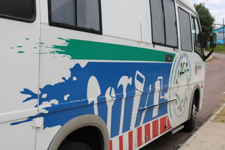 O programa de ressocialização Mãos Amigas, que utiliza a mão de obra de presos para pequenos serviços de manutenção e conservação de prédios escolares, atendeu 90 colégios de oito Núcleos Regionais de Educação no Paraná em 2020. Cerca de 100 presos participaram das ações.