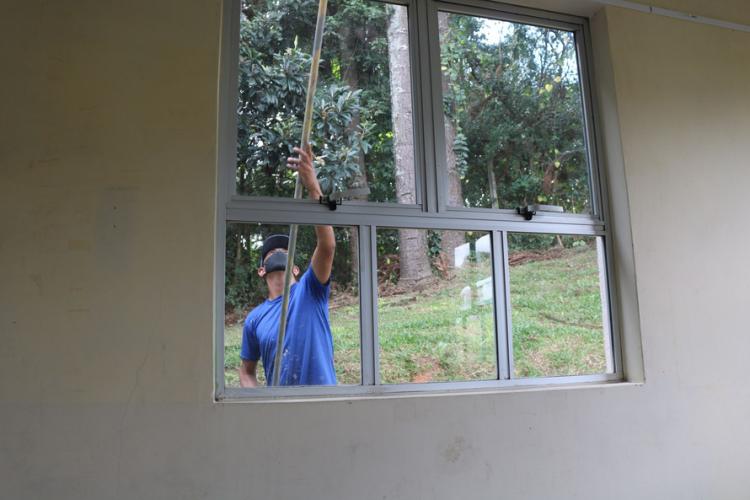O programa de ressocialização Mãos Amigas, que utiliza a mão de obra de presos para pequenos serviços de manutenção e conservação de prédios escolares, atendeu 90 colégios de oito Núcleos Regionais de Educação no Paraná em 2020. Cerca de 100 presos participaram das ações.