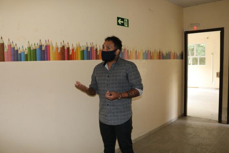 O programa de ressocialização Mãos Amigas, que utiliza a mão de obra de presos para pequenos serviços de manutenção e conservação de prédios escolares, atendeu 90 colégios de oito Núcleos Regionais de Educação no Paraná em 2020. Cerca de 100 presos participaram das ações.