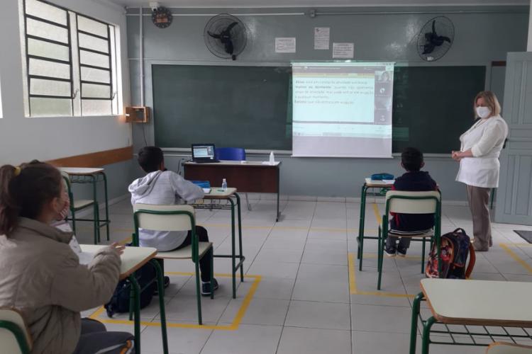 Os espaços estão equipados com computadores e internet, possibilitando que os professores interajam simultaneamente com os estudantes que estão no ensino remoto, assistindo às aulas ao vivo.