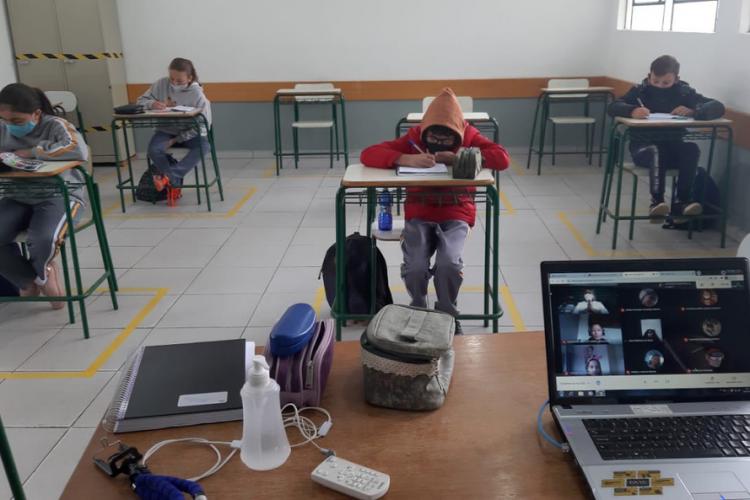Os espaços estão equipados com computadores e internet, possibilitando que os professores interajam simultaneamente com os estudantes que estão no ensino remoto, assistindo às aulas ao vivo.