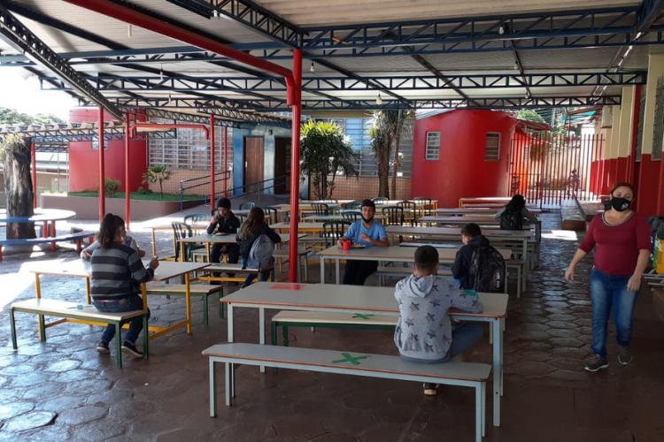 Os espaços estão equipados com computadores e internet, possibilitando que os professores interajam simultaneamente com os estudantes que estão no ensino remoto, assistindo às aulas ao vivo.