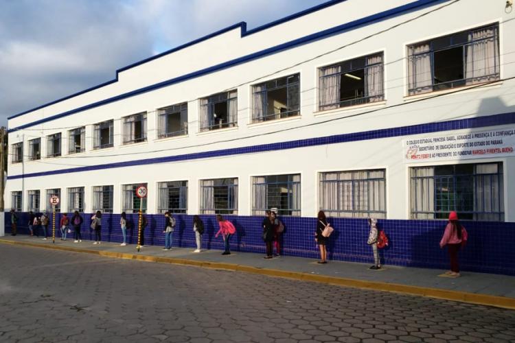 Os espaços estão equipados com computadores e internet, possibilitando que os professores interajam simultaneamente com os estudantes que estão no ensino remoto, assistindo às aulas ao vivo.