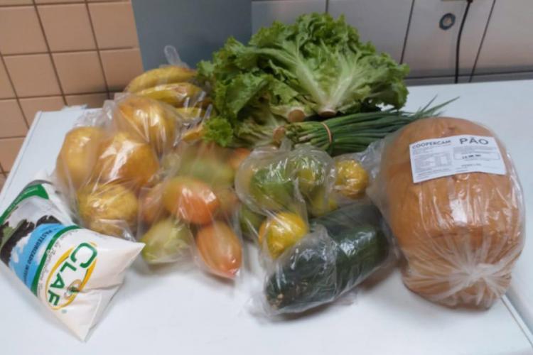 Esta é a quarta entrega de alimentos do ano, mas ao contrário das três primeiras não terá itens não perecíveis dos estoques das escolas (como nas duas primeiras) ou um kit específico, como aconteceu no último dia 30 de abril.